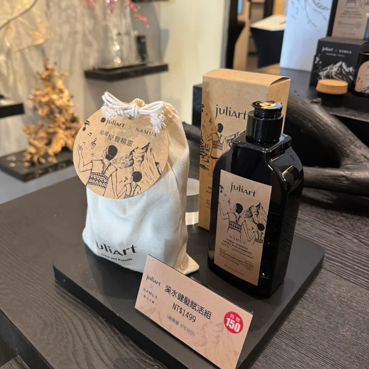 溪水健髮賦活組，包含330ml草本健髮胺基酸洗髮精（烏木與鳶尾花）和溪水健髮四入組，1499元。張家玲攝