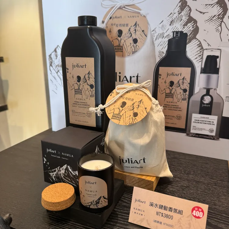 溪水健髮香氛組，包含1000ml草本健髮胺基酸洗髮精（烏木與鳶尾花）、溪水健髮四入組、65g NAMUA聯名香氛蠟燭，3800元。張家玲攝