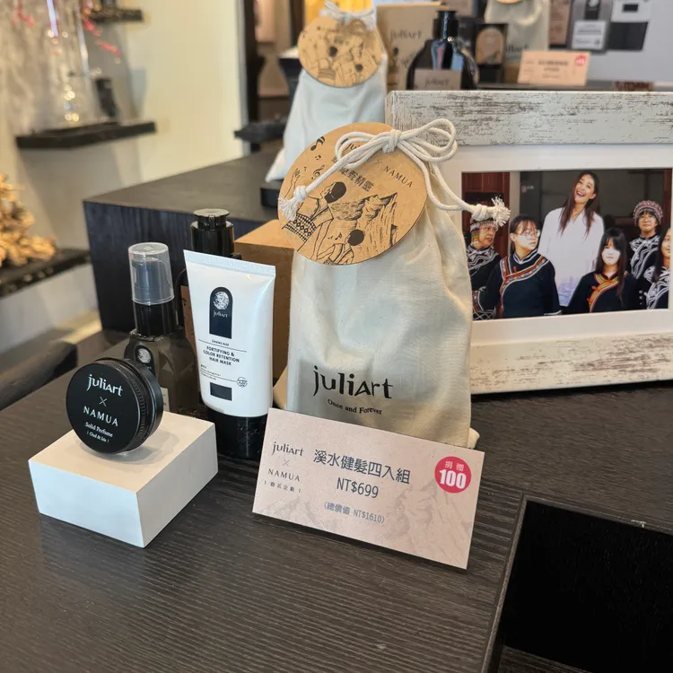 溪水健髮四入組，包含75ml草本健髮胺基酸洗髮精（烏木與鳶尾花）、
40ml亞麻健髮護色髮膜、30ml亞麻健髮護色護髮油、10gNAMUA聯名小香膏，699元。張家玲攝