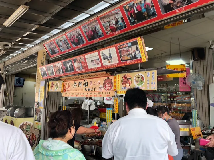 桃園療養院成人日間留院學員遊大街老街品嚐豆干。桃療提供