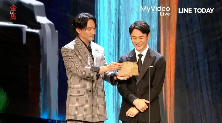 張震（左）和妻夫木聰一同頒獎。翻攝myvideo