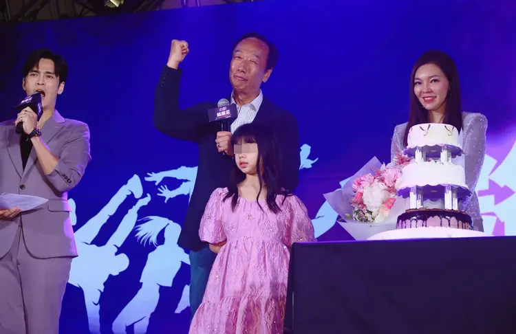 曾馨瑩與郭台銘的小女兒QQ也是今日壽星。彭欣偉攝