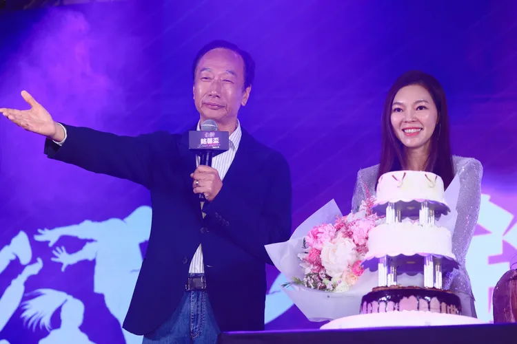 郭台銘（左）驚喜現身銘馨盃比賽現場，為愛妻和女兒慶生。彭欣偉攝