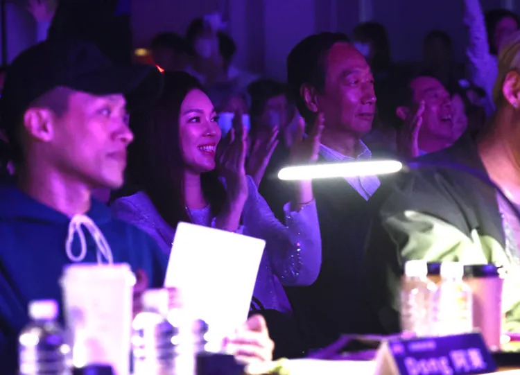 曾馨瑩（左）與郭台銘一同欣賞比賽。彭欣偉攝