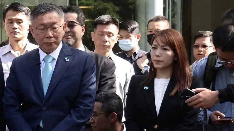 陳智菡(右)被柯粉稱為「戰狼小姊姊」。