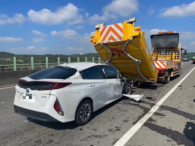 這起事故疑似又是輔助駕駛系統使用不當肇禍。民眾提供