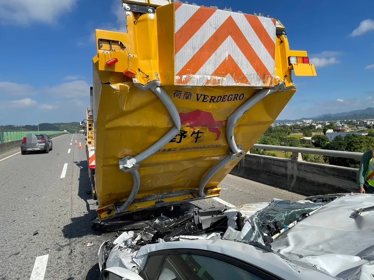 緩撞車被鏟起。民眾提供