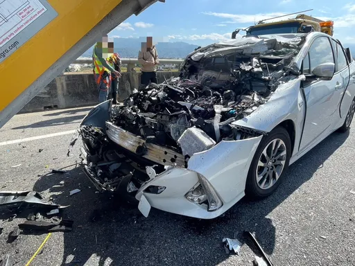 輔助駕駛系統再釀禍!撿手機也NG 高速鏟起緩撞車!引擎蓋「不見了」