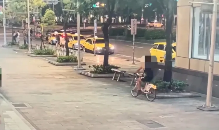 楊男騎著Ubike赴約。翻攝畫面