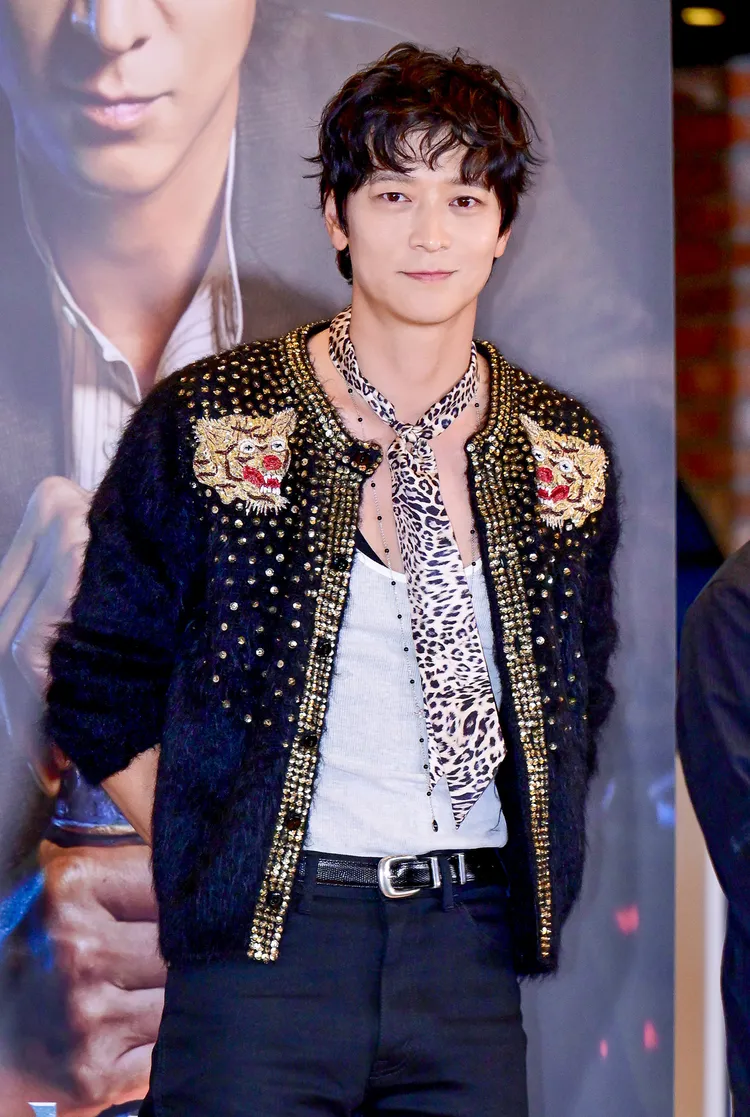 姜棟元還有以CELINE亮片老虎刺繡圖紋水鑽綴飾針織開襟衫，搭配獸紋印花領巾的中性look。品牌提供