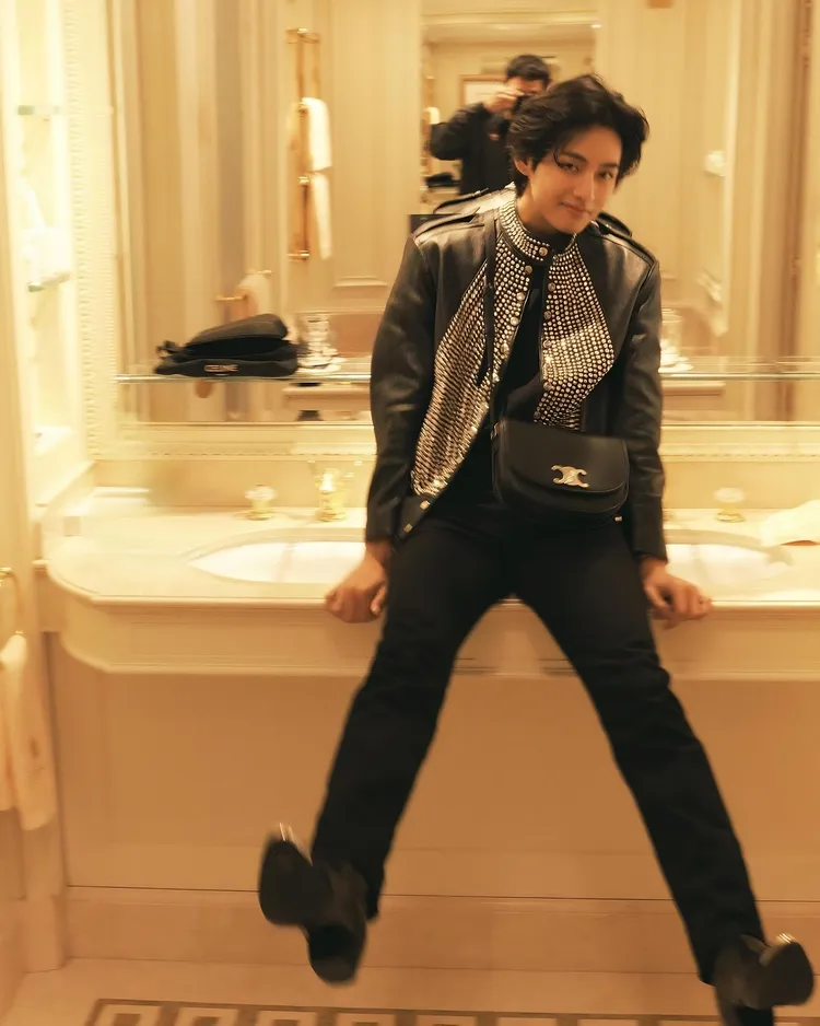 V穿上CELINE冬季刺繡胸飾賽車皮衣。品牌提供