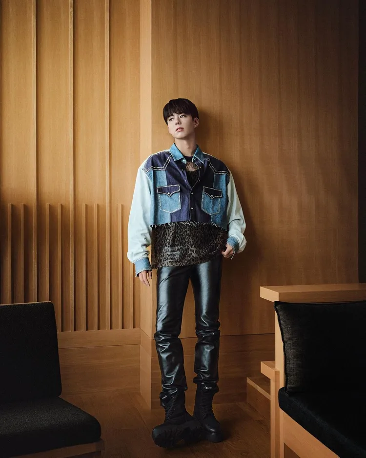 朴寶劍演繹CELINE冬季撞色拼接牛仔襯衫。翻攝朴寶劍IG