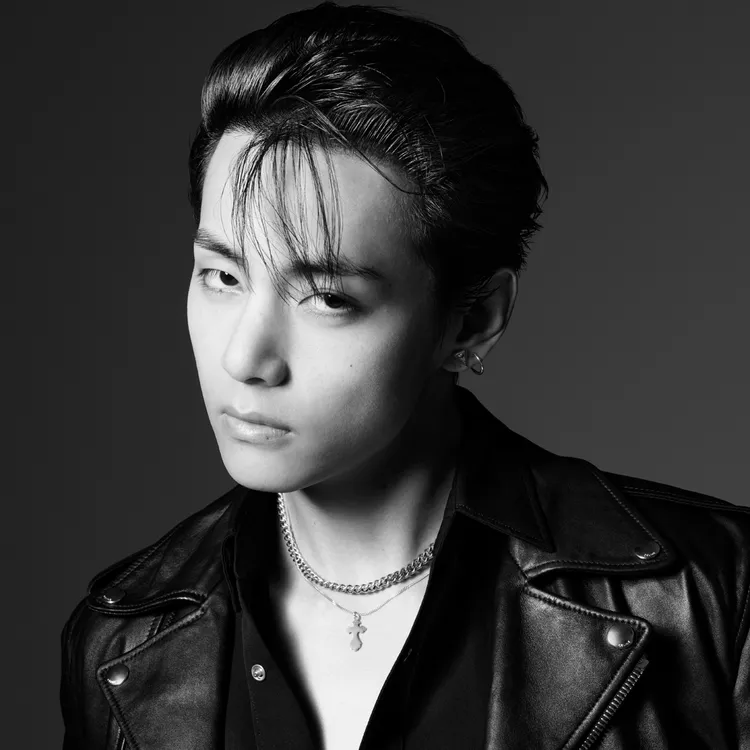 V在CELINE2023冬季男裝系列形象大片中以超殺眼神凝視鏡頭。品牌提供