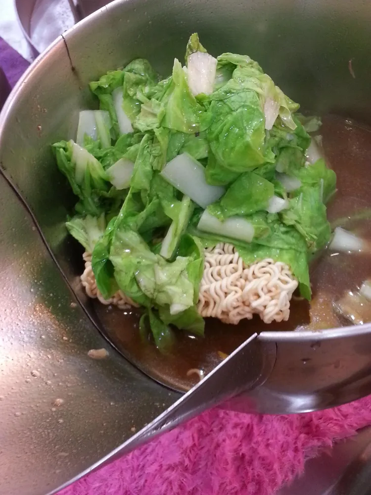 只要買麵，店家就送小白菜。翻攝臉書「魯都香_基隆復興店」