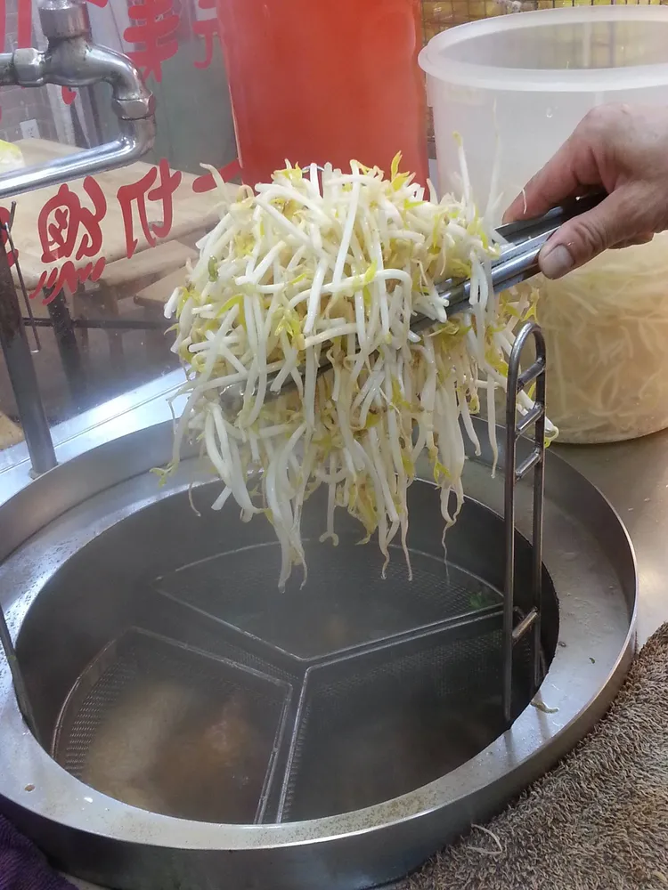 店家豆芽菜大把大把的加。翻攝臉書「魯都香_基隆復興店」