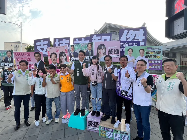 黃捷與其他立委候選人大合體在路口拜票。黃捷辦公室提供