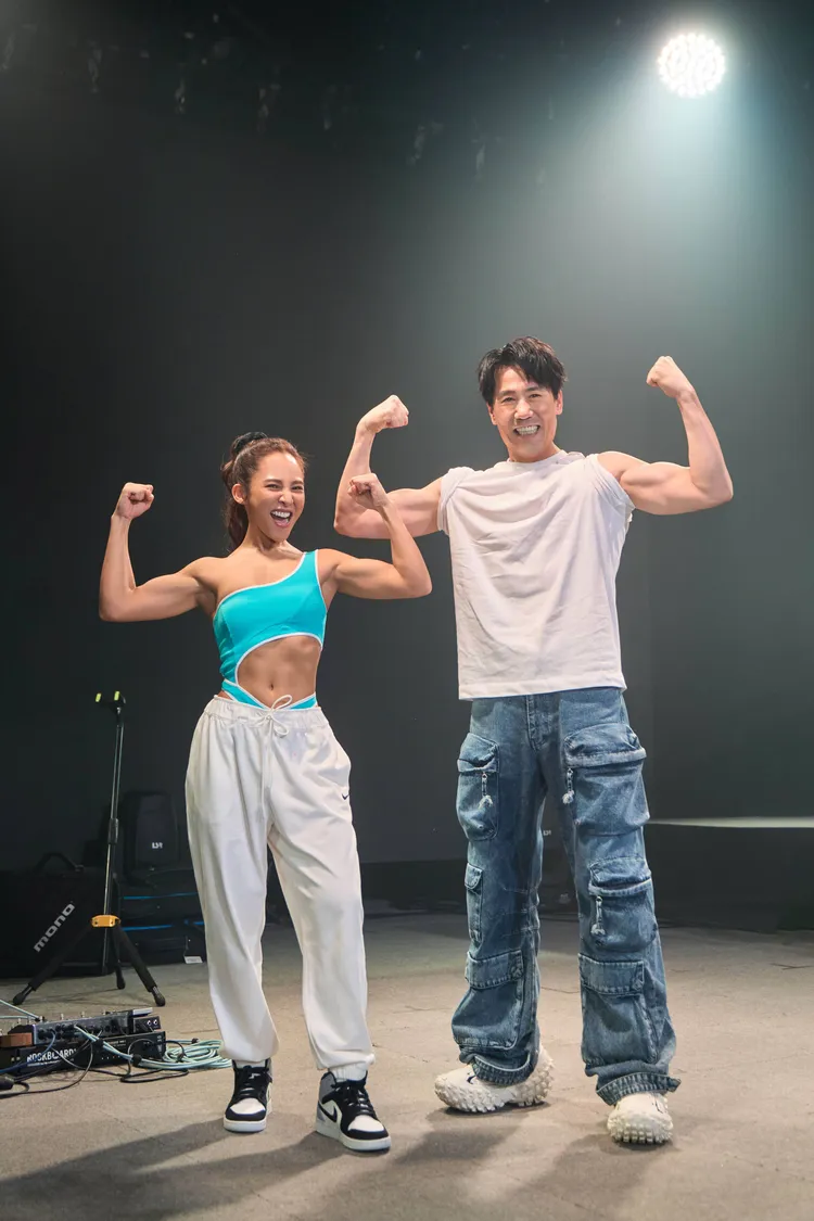 梁文音（左）秀健美身材尬羅時豐。環球音樂提供