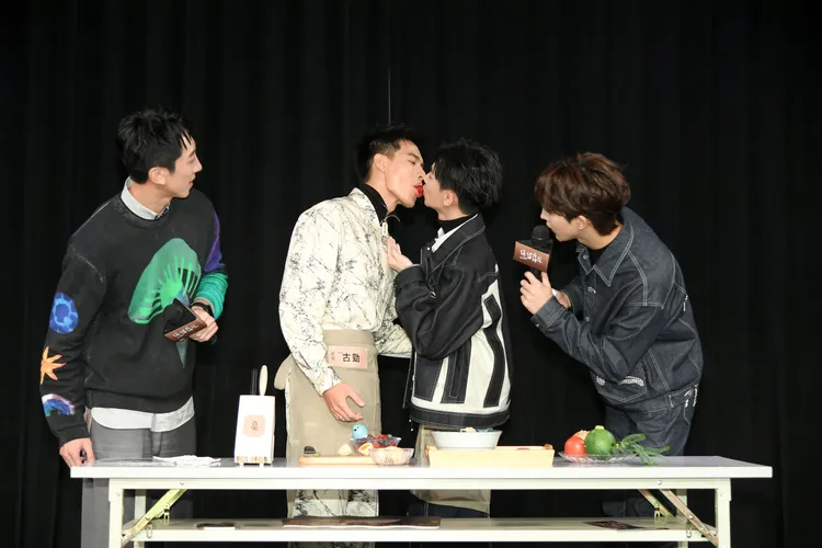 張哲偉（左一）和黃宏軒（右一）專心看著黃丞邦（左二）、陳玹宇嘴接食物。三立提供