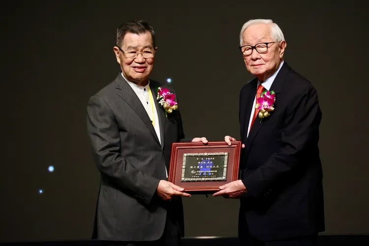 擔任李國鼎獎評審委員之一的前副總統蕭萬長，頒獎予張忠謀。彭欣偉攝