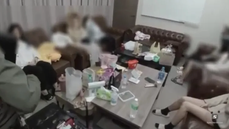 警方攻堅真人百家樂機房。翻攝畫面