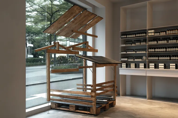 即日起至11月29日，於Aesop南西概念店展出使用回收木棧板製成的狗公園裝置。品牌提供