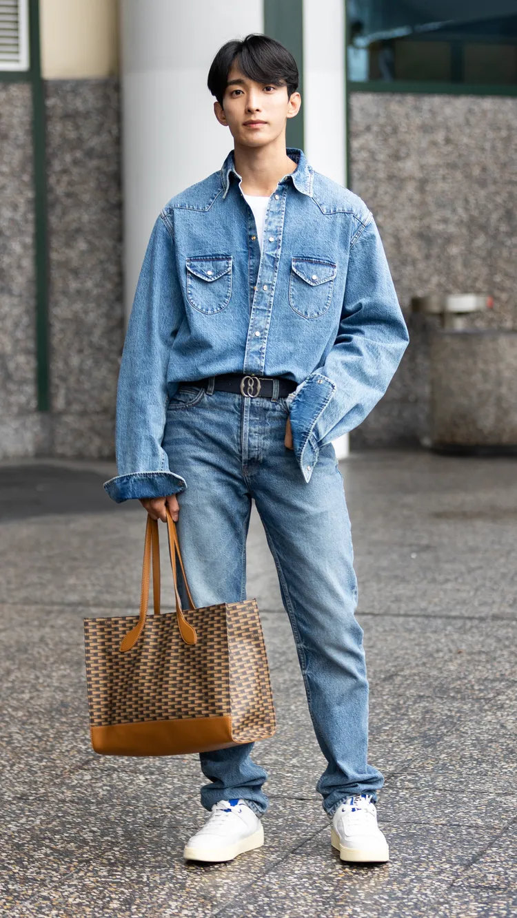 李碩珉手提Pennant系列老花TPU橫托特包。品牌提供