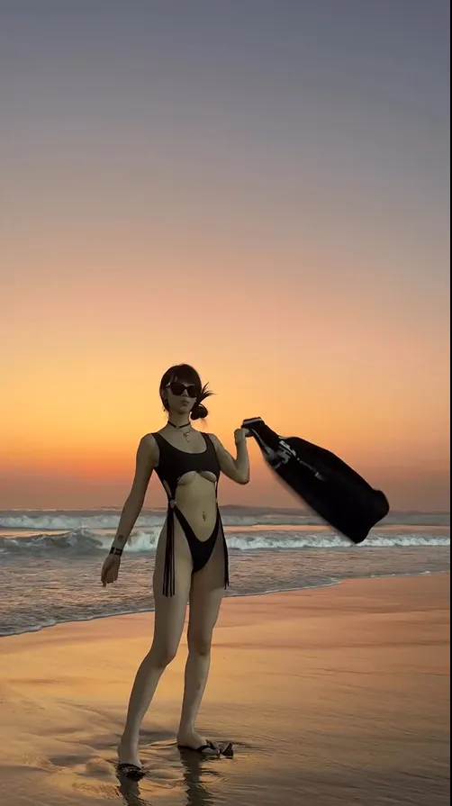 網紅YouTuber「美麗妄娜」擁有天使臉孔、魔鬼身材，在IG上不吝惜展示姣好身材。翻攝《wanna10_4》的IG