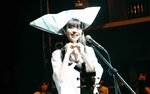 網路歌手破4500萬網路點擊 演唱會教授摺紙