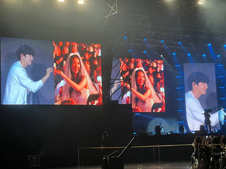 燦烈（左）現場拔下自己的戒指，套牢粉絲。讀者提供