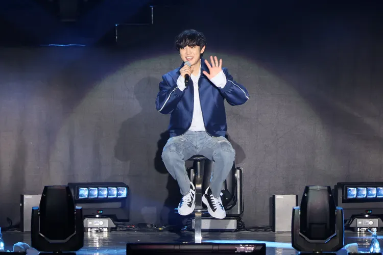 燦烈現場秀肌肉，伏地挺身10次。COME ON JKSSP提供