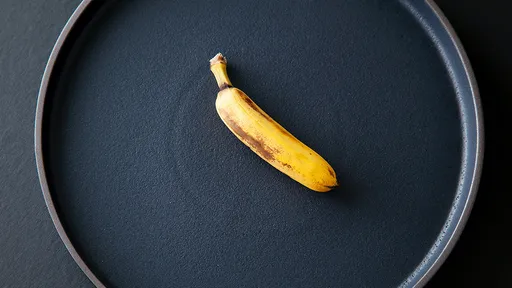 小學清潔工「麵包尻槍再給學生吃」　超噁！屎尿口水污染碗盤食材