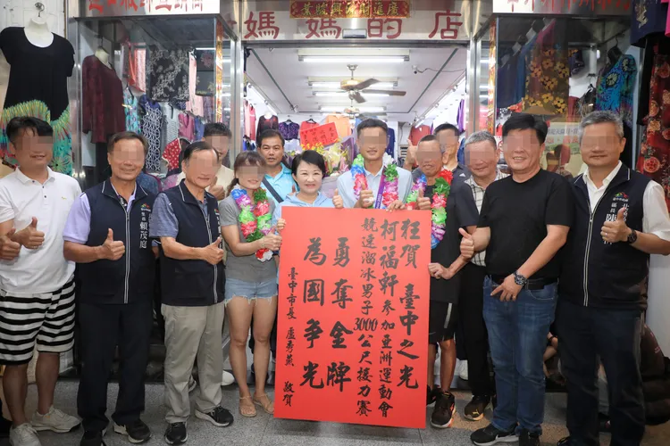 林詠翔跟金牌國手接受盧秀燕表揚。翻攝台中市府臉書