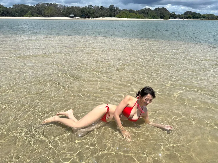 阿喜紅色比基尼襯托白皙肌膚，但她已做好曬黑的心理準備。翻攝阿喜臉書