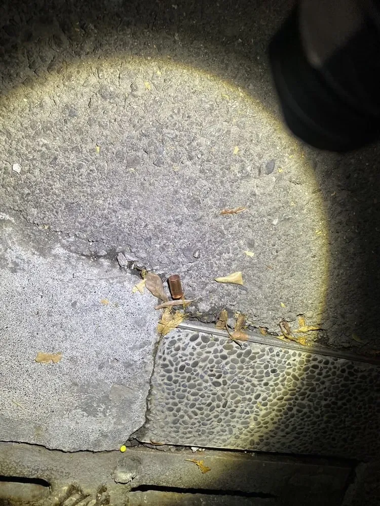 警方獲報在現場找到一枚彈殼，3小時後逮捕黃男。民眾提供