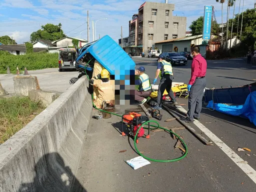 小貨車自撞橋墩!車頭凹成廢鐵 駕駛意識不清送醫急救