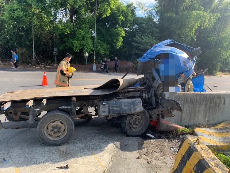 小貨車直接衝撞橋梁護欄。讀者提供