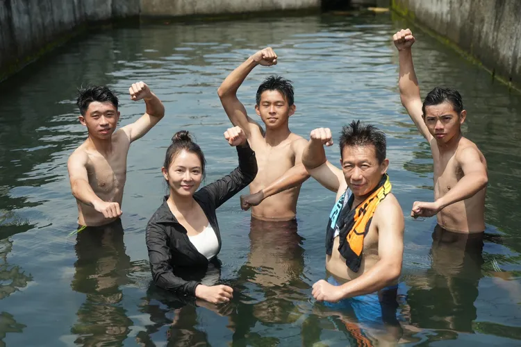 郭子乾（右二）、劉香慈（左二）和小師兄們在冷泉玩水