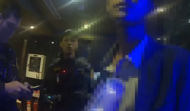 警方於現場帶回兇嫌。翻攝畫面