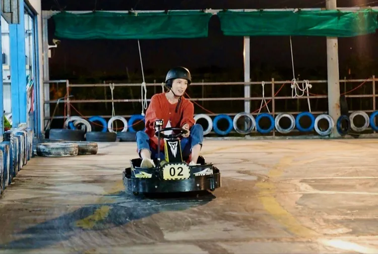 葉全真在拍攝卡丁車時撞上護欄。映畫傳播/鵲兒喜娛樂經紀提供