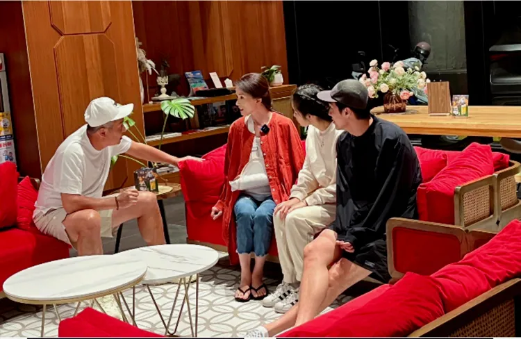 葉全真從急診室回到劇組。映畫傳播/鵲兒喜娛樂經紀提供