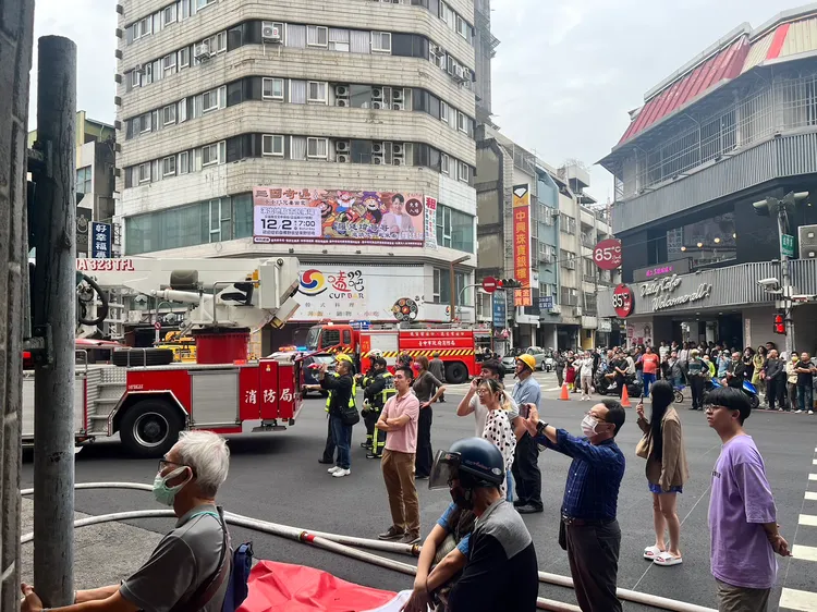 自由路與成功路路口傳出火警，聚集不少民眾圍觀。台中市議員江肇國提供