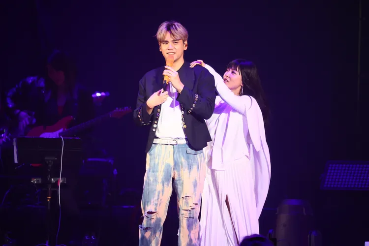 丁噹替陳零九「抓龍」。彭欣偉攝