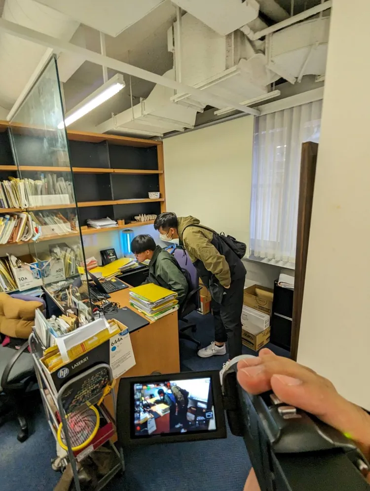 我檢警針對萊斯國內住居所及工作處發動搜索。翻攝畫面