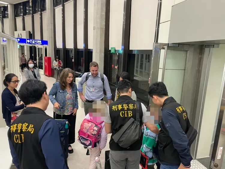 刑事局護送2名幼童返國。翻攝畫面