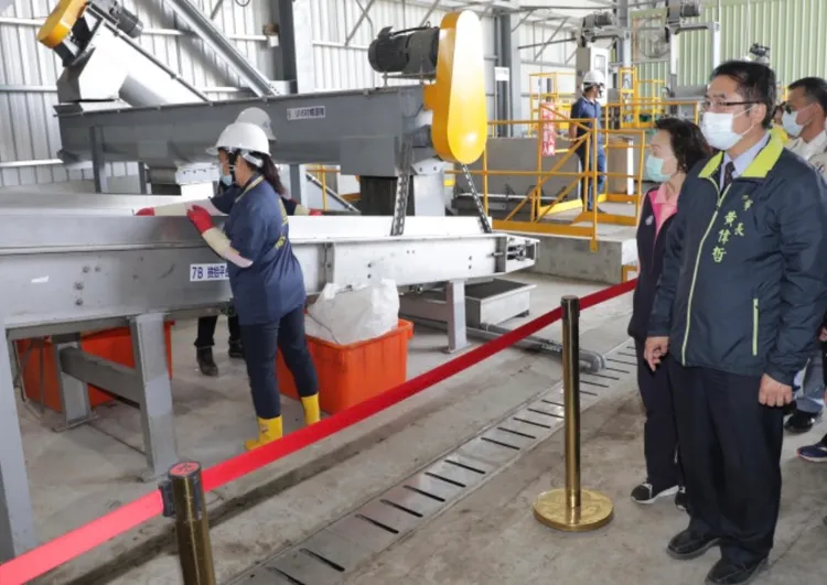 黃偉哲視察廚餘處理廠。市府提供