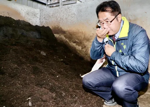 這個阿哲「吃飯沒廚餘」擋建設　那個阿哲「聞土」示範廚餘變黃金