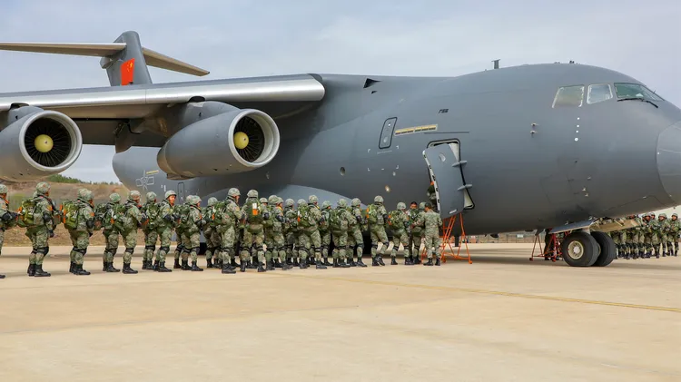 中國對台灣的軍事威脅與日俱增。圖為中國解放軍空降部隊演練突襲作戰。翻攝解放軍網