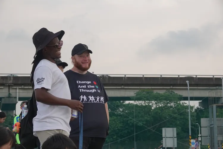 Johnni在場邊觀戰Vikings比賽。江孟謙攝