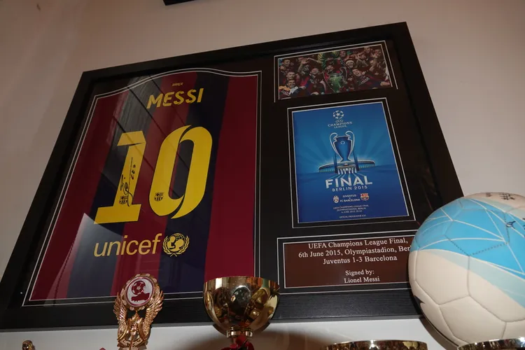 足球巨星梅西的簽名球衣讓Johnni視為傳家寶物。江孟謙攝