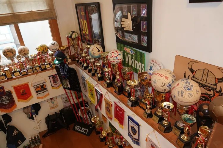 Johnni家中擺著大大小小的賽事獎盃。江孟謙攝